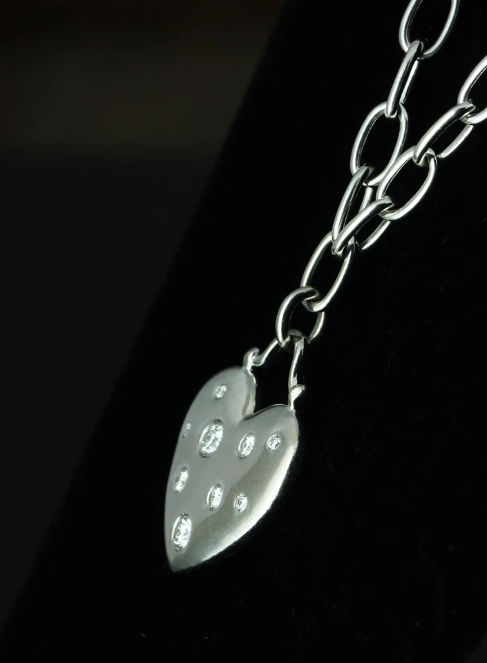 Brazalete con dije de corazón de diamantes Tiffany & Co de oro de 18 quilates/de lujo superior Foto 2 de 4