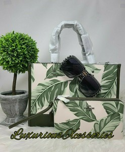 dempsey carryall with banana leaves print