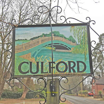 Foto 12x8 Culford Dorfschild (Brücke) Culford Hall ist auf einem s c2021 abgebildet