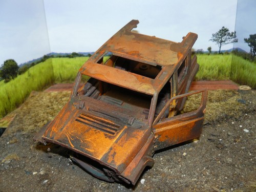 Vagón Jeep oxidado y despojado 1/18 (DSID) en depósito de chatarra - Imagen 8 de 9