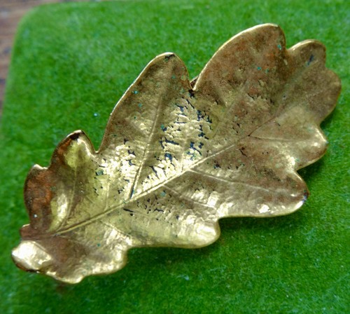 vintage textured oak leaf gold tone brooch -325
