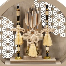 Hamayumi Lucky Arrow Hinata Round Acrylic Display, by Kanzan 261-005
