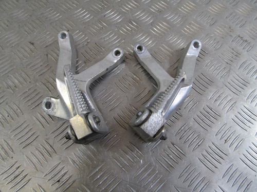 2001 YAMAHA YZF 600 R THUNDERCAT rear Foot Pegs with hanger brackets set - Picture 1 of 2