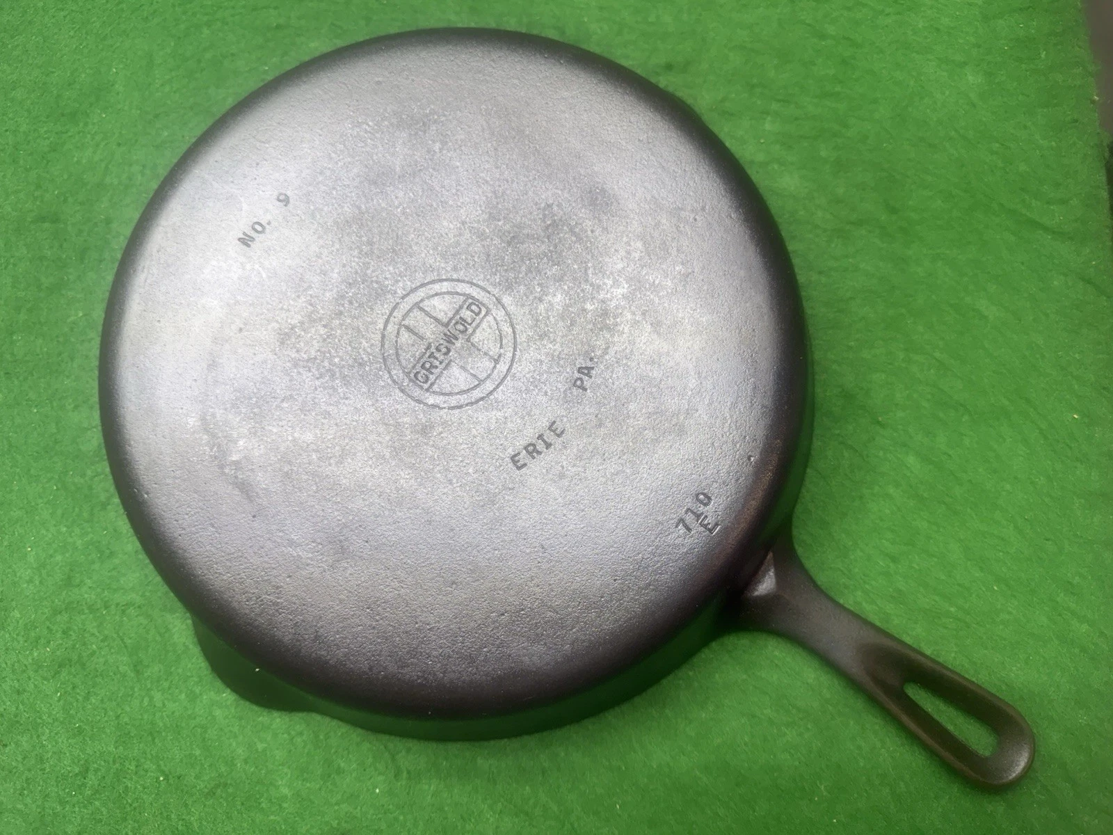 Vintage Griswold Cast Iron Skillet / Frying Pan Erie Pa. #9 Small Logo 710 E
Opens in a new window o