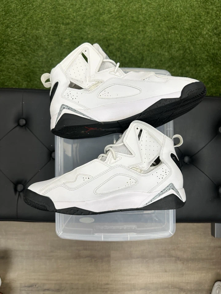Talla 9.5 - Air Jordan True Flight Blanco Cemento Foto 3 de 4