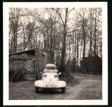 Fotografie Auto Messerschmitt Kabinenroller, Kleinwagen auf einem Bauernhof 