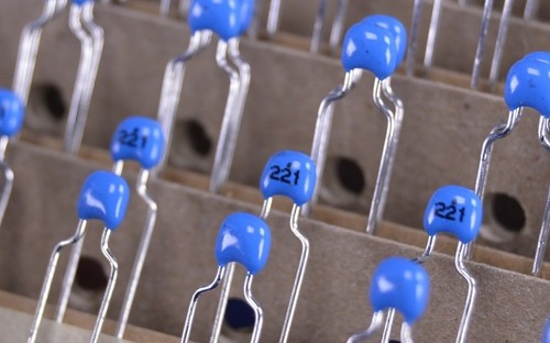 2000 T.I. 220pF 200V +/- 5% Multilayer Radial Capacitors CMR-200/221JN21TAF - Picture 3 of 4