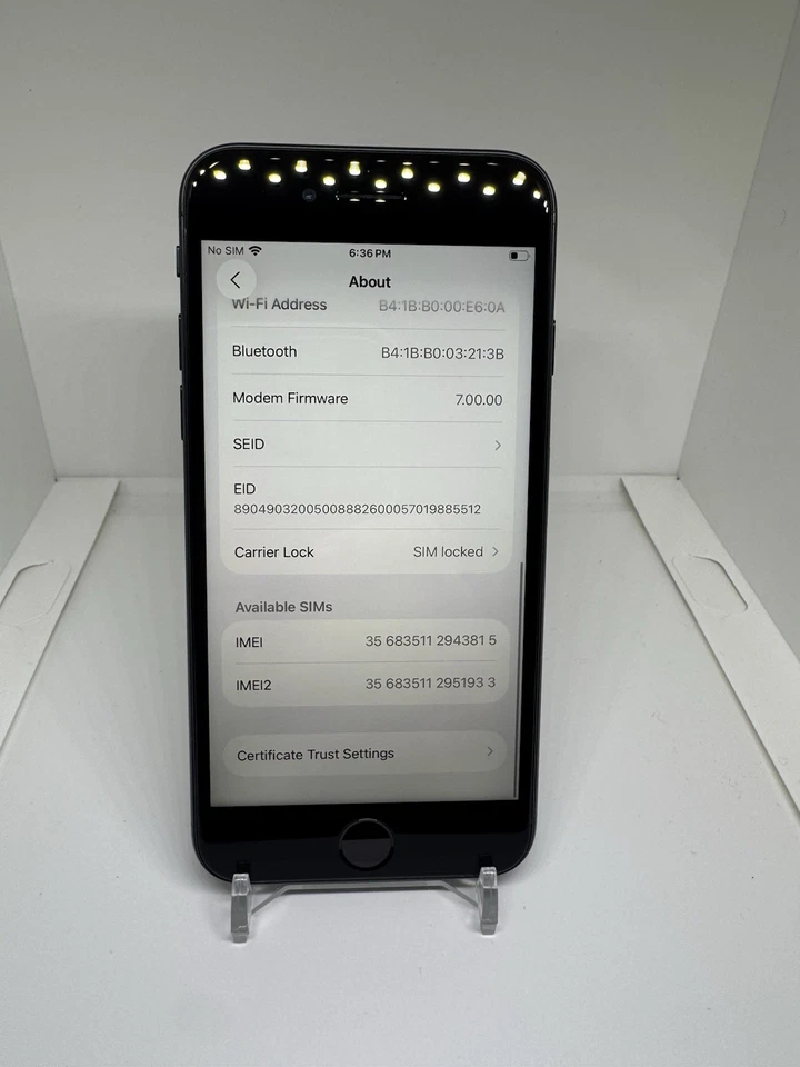 Apple iPhone SE 2ª Generación 64 GB en Negro para Straight Talk Foto 3 de 4