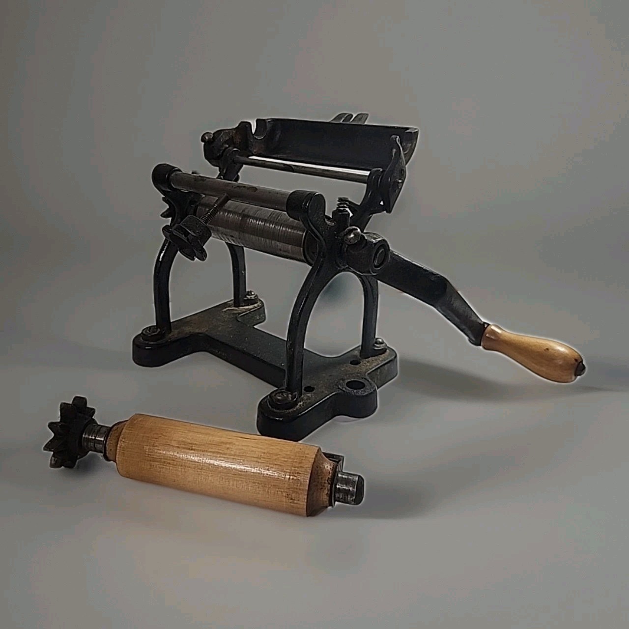 ANTIQUE VITANTONIO HAND CRANK PASTA MAKER/ROLLER - CAST IRON gnocchi & cavatelli