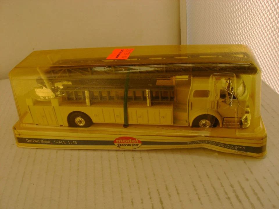 MODEL POWER PLAYART 1:48 SCAL YELLOW AMERICAN LA FRANCE FIRE ENGINE LADDER TRUCK - Image 3 of 4