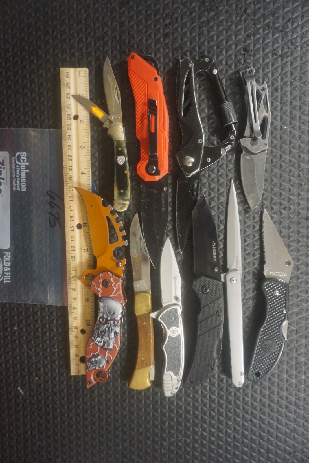 6675    Ten assorted pocket knives
