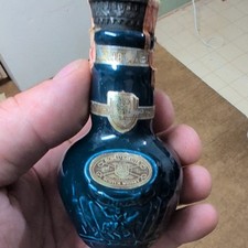 Botella miniatura de cerámica azul de whisky escocés Royal Salute 50 ml