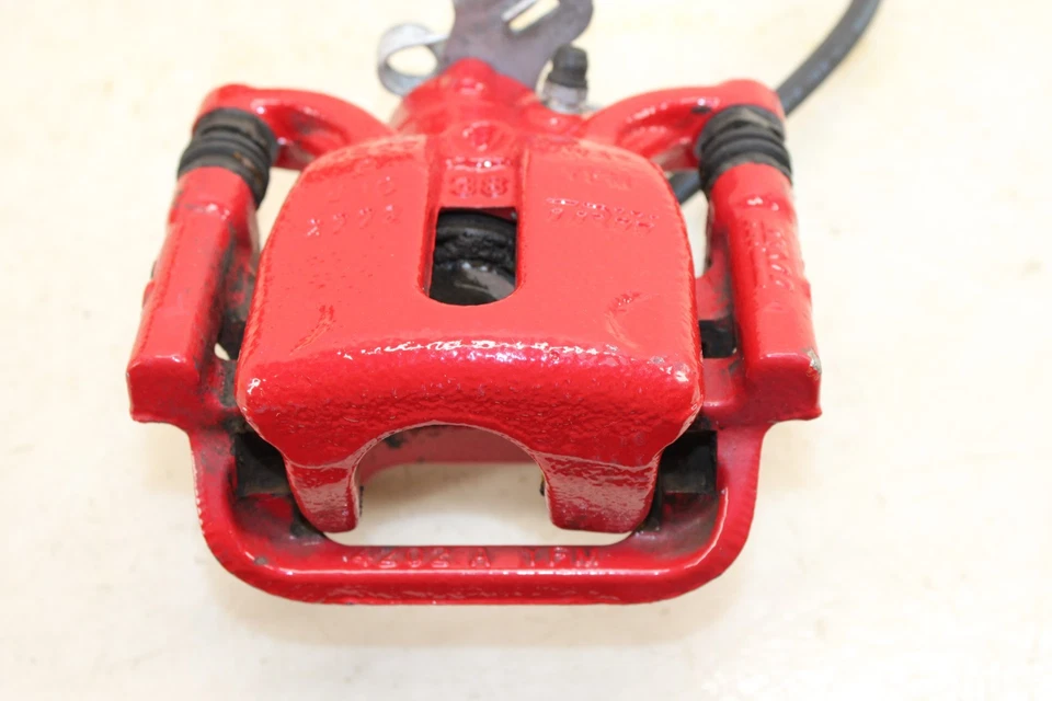 Juego de pinzas de freno rojo Volkswagen GTI 2015-2018 OEM LX61 Foto 2 de 4