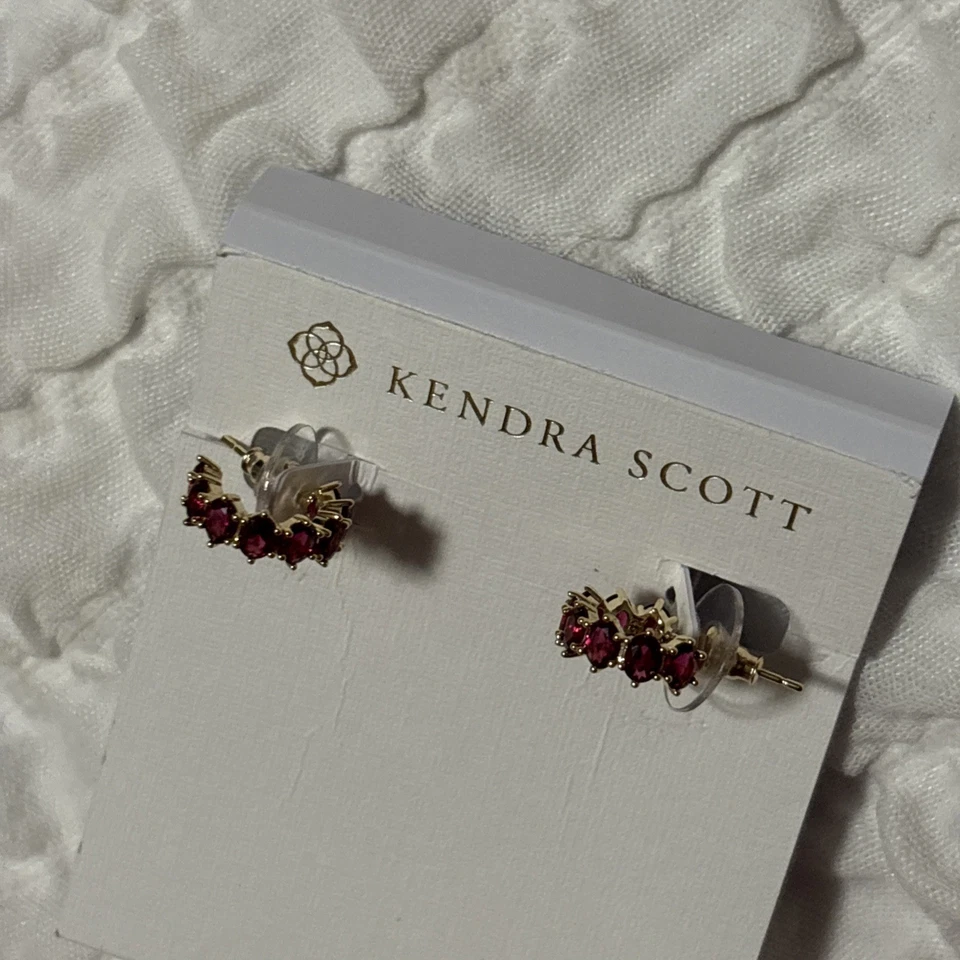 Pendientes Huggie Kendra Scott Cailin Hold enchapados en oro rosa cristal borgoña Foto 4 de 4