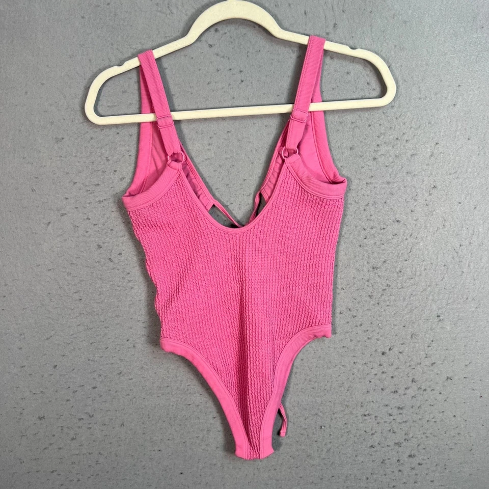 Купальник цельный женский Out From Under размер M/L розовый с текстурированной тканью - Изображение 2 из 4