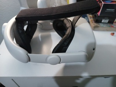 Oculus Quest 2 With Both Controllers And Carrying Case(EVERYTHING WORKING)