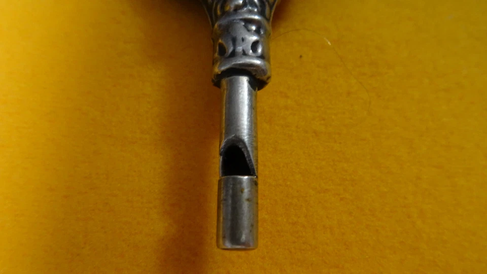 ANCIEN HOCHET ANGLAIS XIX AVEC SIFFLET EN ARGENT GRELOT ET MANCHE NACRE - Photo 3/4