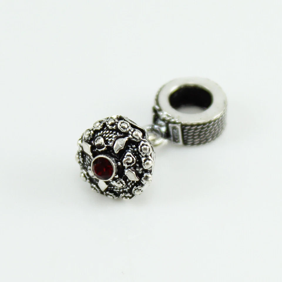 Charm pendente in argento bottone sardo con pietra rossa  Sinnus Filu e Trama - Immagine 3 di 3