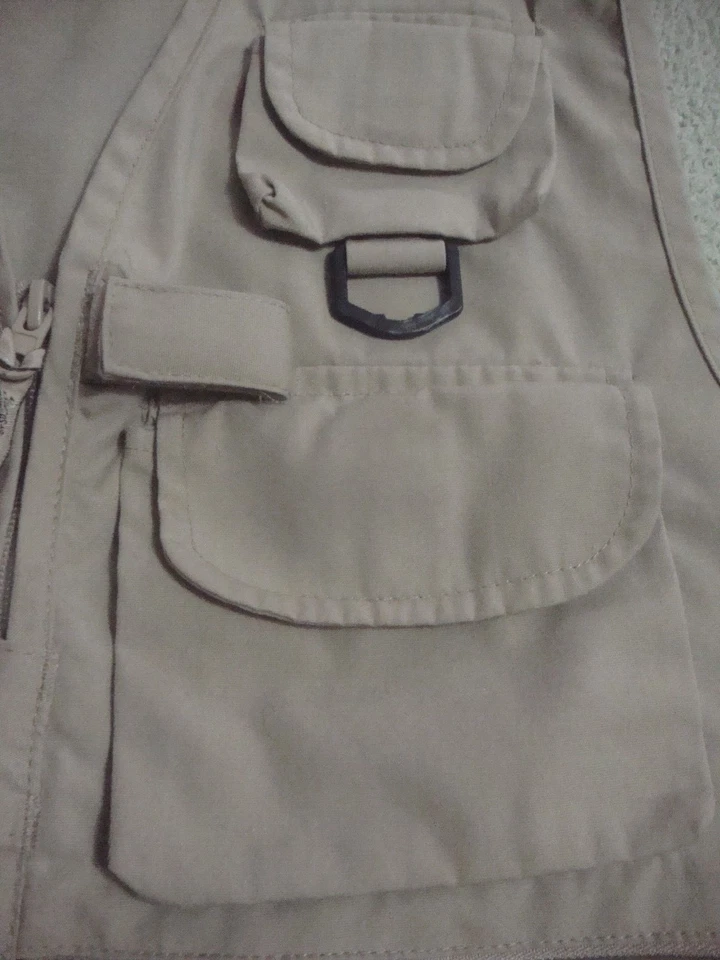 Men’s Master Sportsman Tan/Beige Fishing Vest Size M - Lots of pockets!! - Image 3 of 4