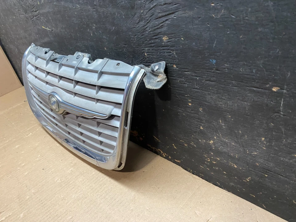 Chrysler 300M 1999 a 2004 parrilla superior delantera OEM U0110 DG Foto 2 de 4