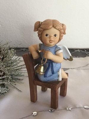 Goebel Nina & Marco   Engel mit Glöckchen kniet auf einem Stuhl   RARITÄT  