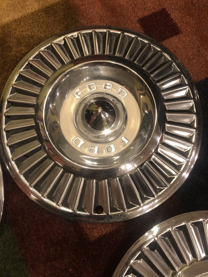 Usado - Tapacubos Ford Fairlane y Thunderbird 1957 (x4), juego de cubiertas de rueda de 14" OEM Foto 3 de 4