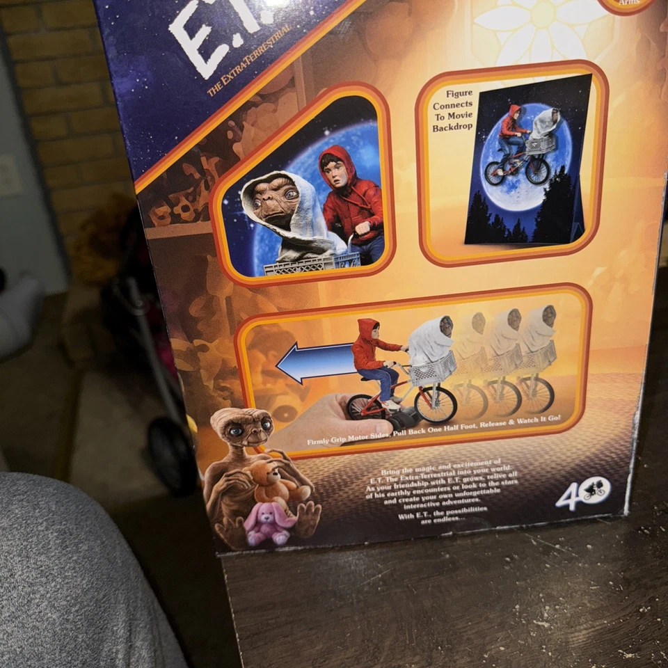 Bicicleta NECA E.T The Extra-Terrestrial 40 Aniversario Elliott en Go Motorizada Foto 4 de 4