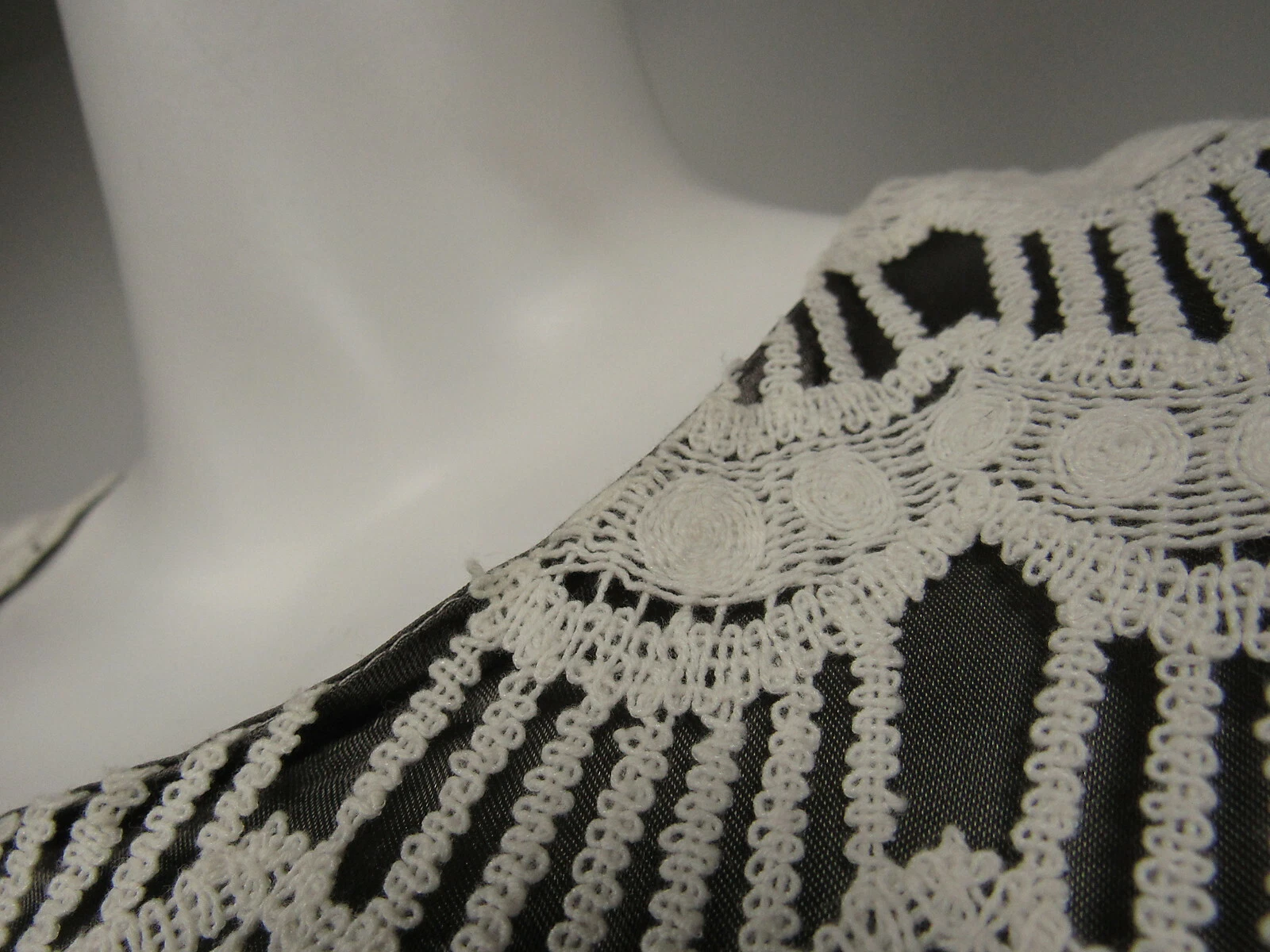 KATE SPADE White Lace Taupe Gray Lining Shift Dress sz 8