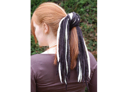 Handgefertigte schwarz-blonde weiße Dreadlocks - 16 gefilzte Merinowolle Stränge