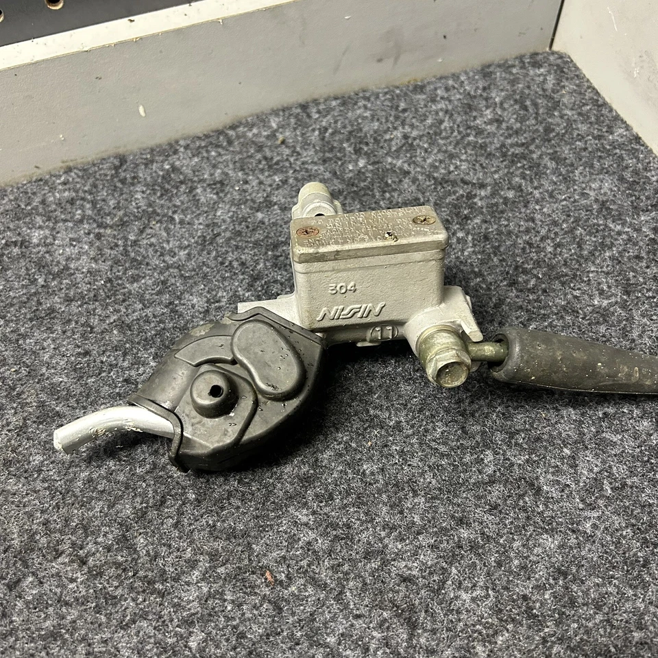 03-05 2003 KAWASAKI KX125 KX 125 MONTAJE DE FRENO DELANTERO OEM MASTER CALIPER LINE Foto 3 de 4