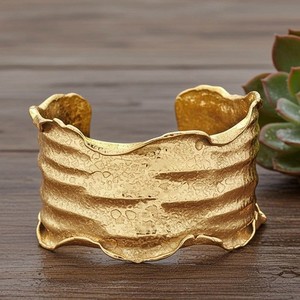 Bracciale sovrapposto oro 24 carati base rame bordo strappato dichiarazione design stropicciato
