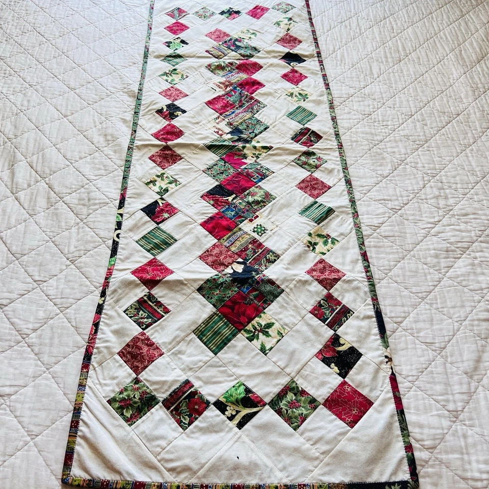 🎄 Corredor de mesa acolchoado de retalhos de Natal feito à mão – 17” x 52” - Imagem 2 de 4