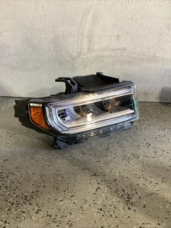 2020 2021 2022 2023 GMC Acadia right RH Passenger Side Headlight OEM 84902386