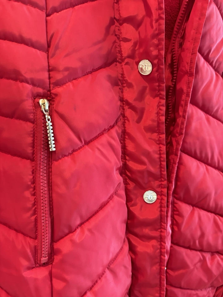 Casaco de inverno vermelho ROCAWEAR PEQUENO 3/4 Parka acolchoado pele sintética capuz removível Parka - Imagem 3 de 4