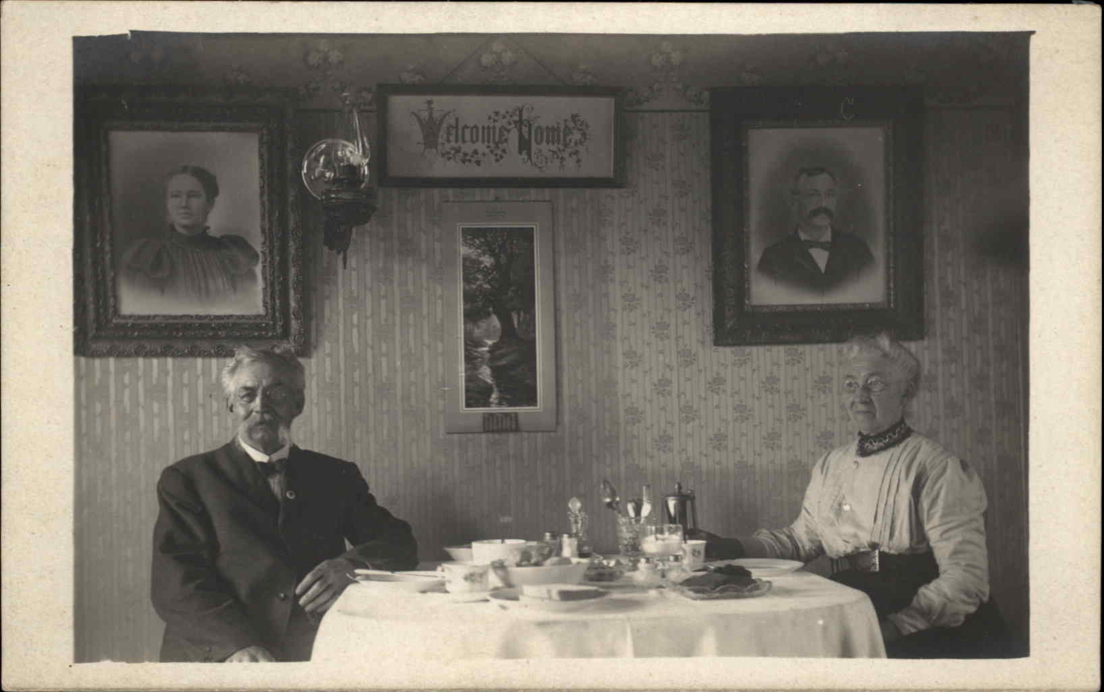 Antiguo RPPC Viejo Hombre y Mujer COMEDOR DECORACIÓN COLONIAL LINTERNA RETRATOS