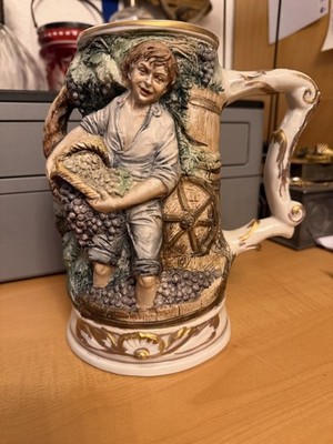 Reliefkrug Bierkrug Capodimonte Italien Traubenpflücker Winzer