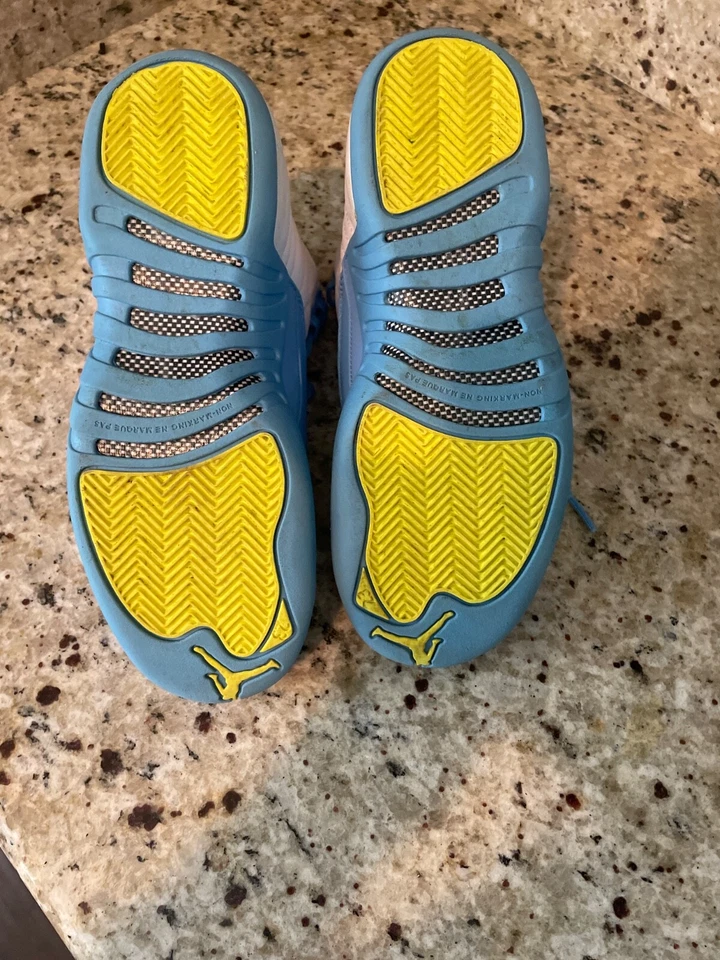 GS Talla 4.5 Jordan 12 Retro Emoji DQ4365-114 Foto 3 de 4