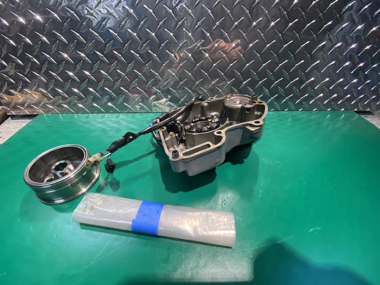 2004 0408 Honda CRF250R CRF 250R CRF250 Left Engine Stator Case Cover