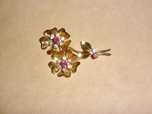 40er Jahre Coro filigrane goldfarbene Blumen Anstecknadel mit rosa & klaren Strasssteinen - Bild 2 von 6