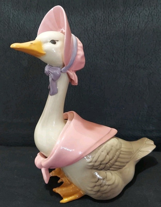 Hagen-Rennaker Mother Goose' Model #44, Figurine W/Pink Bonnet & Shawl,1982-1986