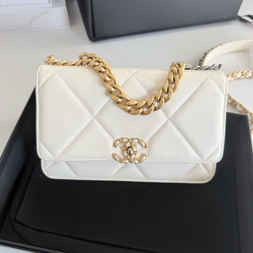 Auth Chanel 19 Flap Bag Small White GHW Lambskin Leather Diamond Quilted Chain