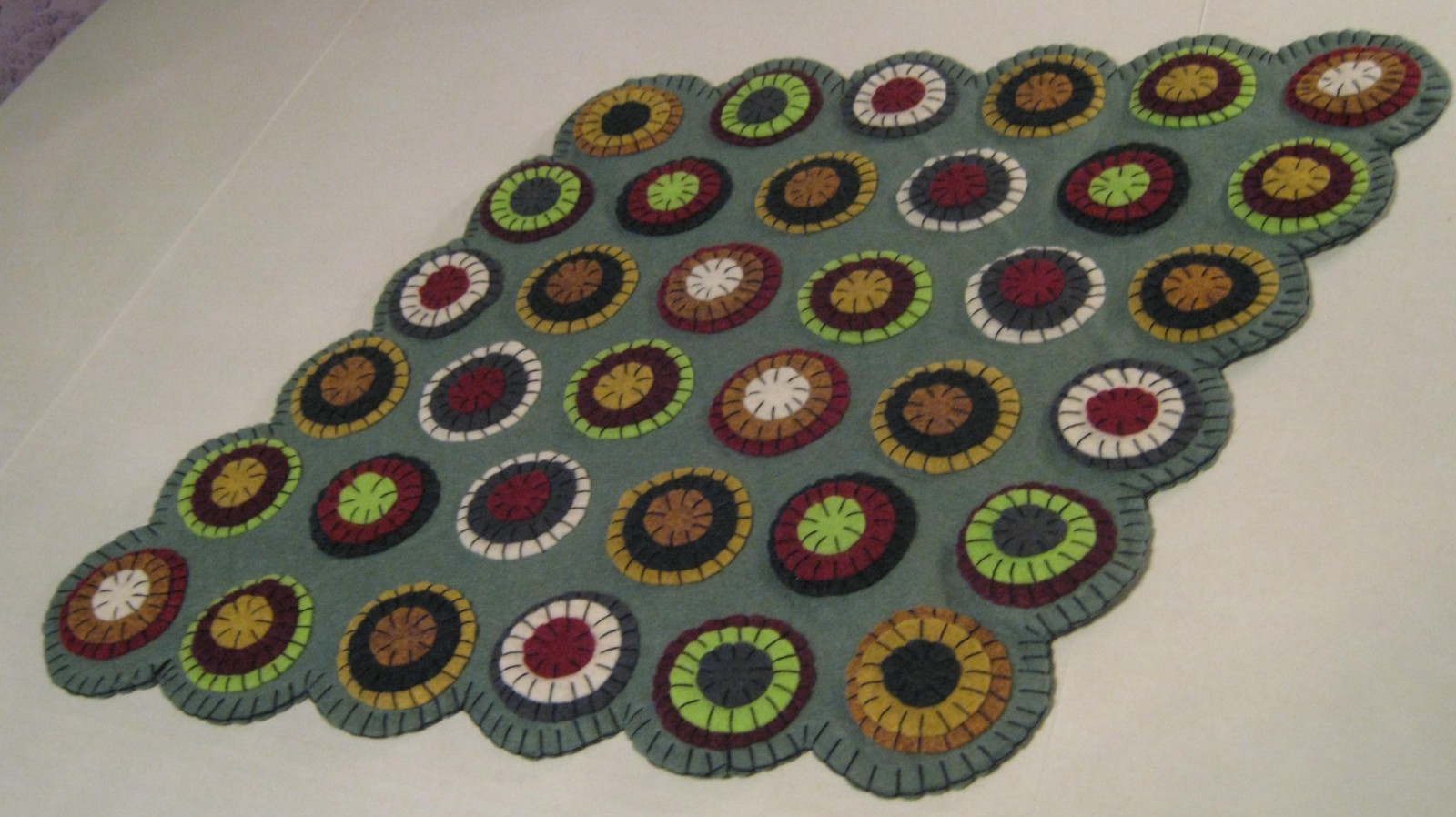 Primitive Wool Applique Winter Holiday Scalloped Long Penny Rug Table Mat Runner