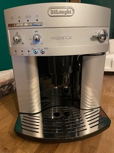 De'Longhi Kaffeevollautomat Magnifica ESAM 3200.S  mit Milchaufschäumdüse,silber
