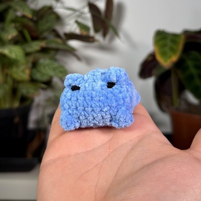 Handgefertigter gehäkelter Mini Frosch Plüsch - süßes Tier - blau