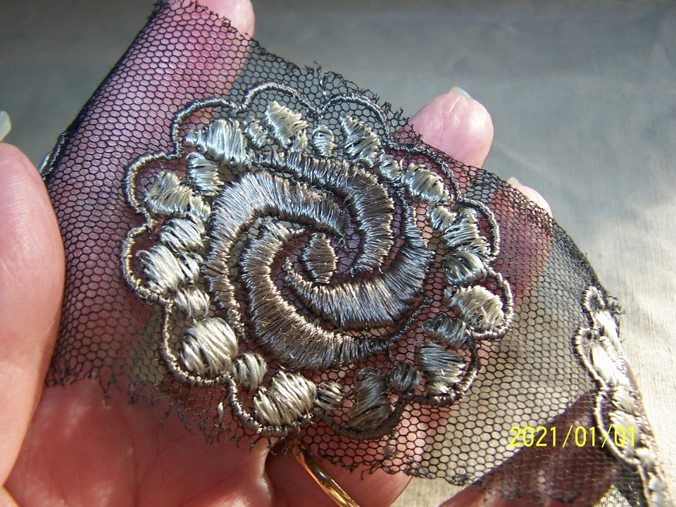 Ancienne application au fil de soie sur tulle. Couleur gris et marron. N°55 - Photo 3/3
