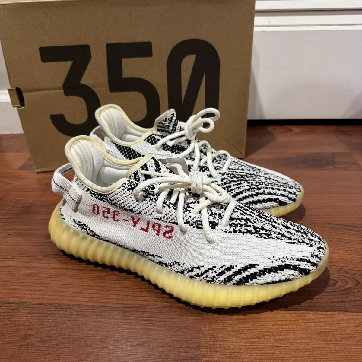 V2 Zebra Neue Adidas Yeezy Boost 350 350 Adidas Yeezy Zebra - Main Image