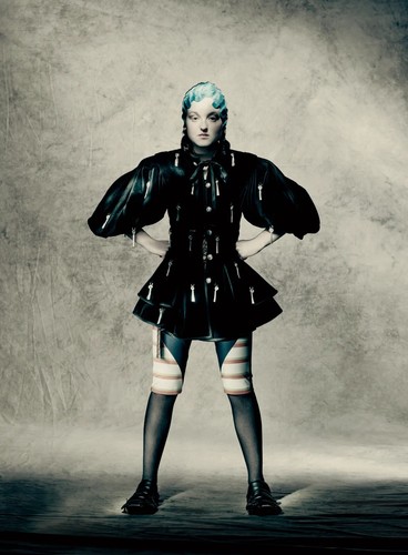 VOGUE UK (BRITISH VOGUE) MAGAZINE-APRIL 2025-BELLA RAMSEY-Brand New-IN STOCK - Picture 5 of 8