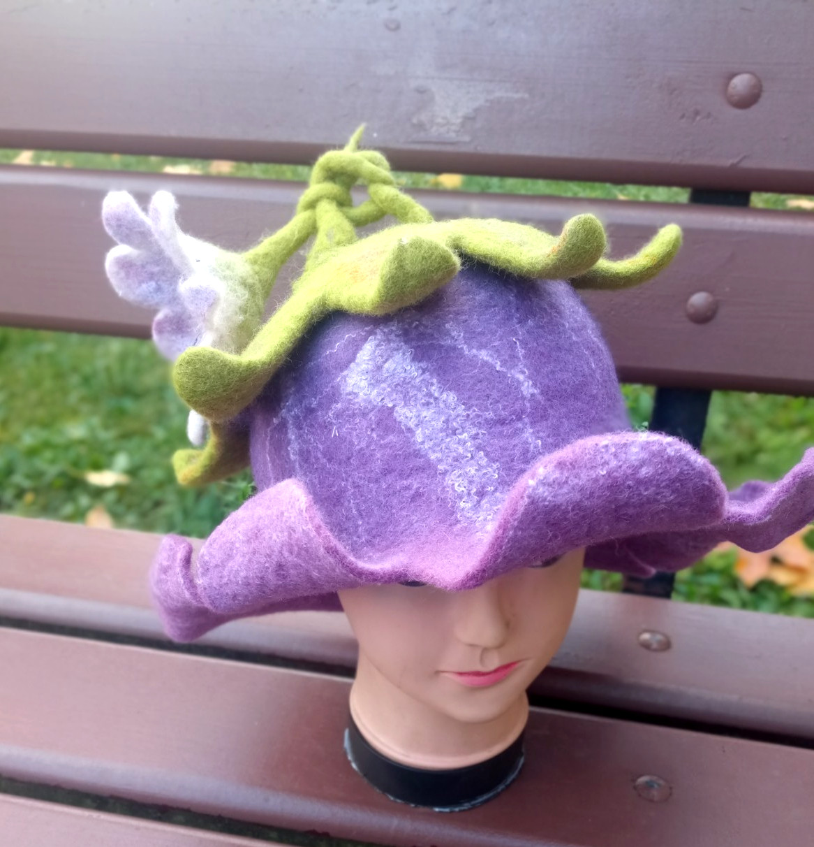 Sombrero de campana de lana de fieltro violeta: acento floral, sauna y disfraz