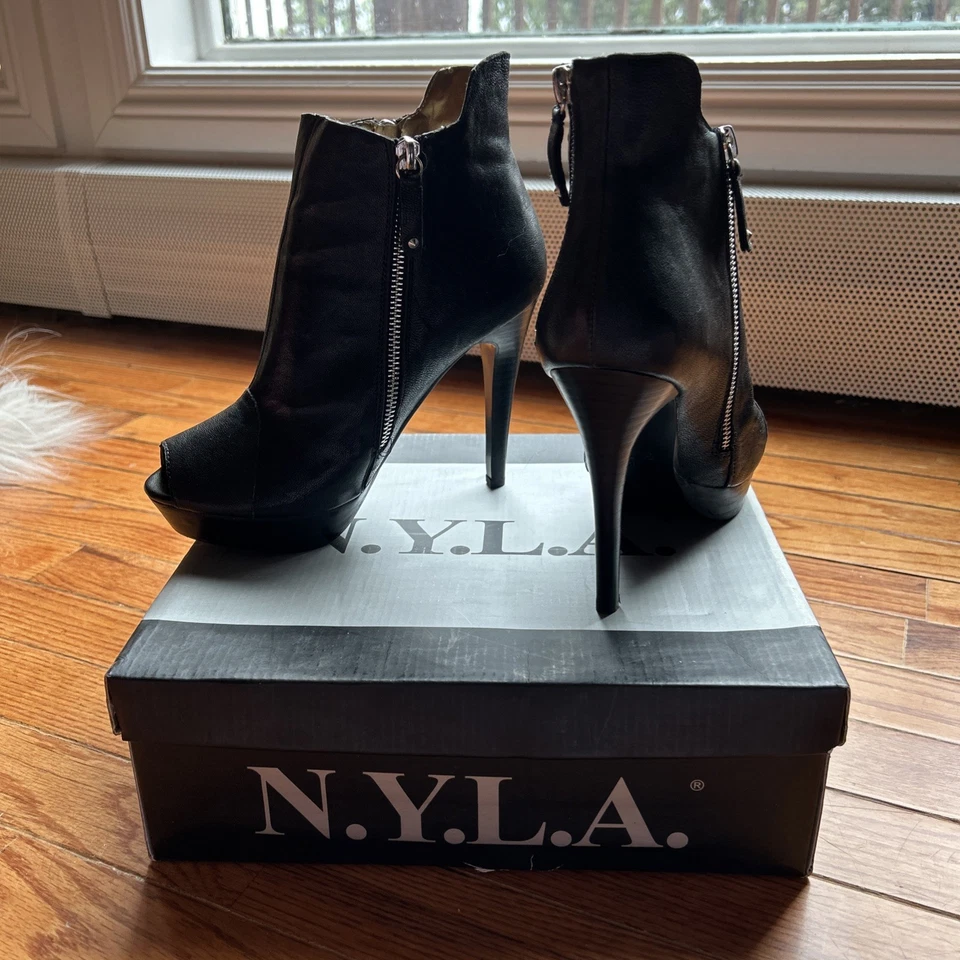 BOTINES DE CUERO NYLA CON CREMALLERAS $5” Tacón Talla 8. Usado una vez. En caja original Foto 4 de 4