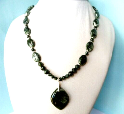 Collier en séraphinite naturelle de 140 Cts et argent massif 45cm